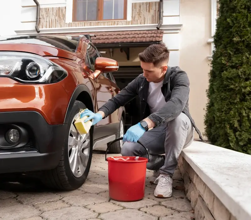 Lavage auto à domicile La Marolle-en-Sologne : professionnel intervenant sur un véhicule